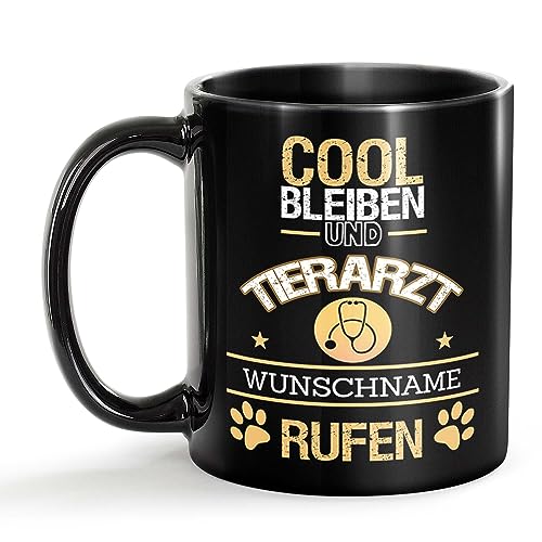Tassendruck Schwarze Tasse für Tierarzt mit Name - Cool bleiben und Name rufen - Geschenk für Kollegen zum Geburtstag | Personalisierte Geschenke, Keramik Schwarz, 300 ml Tassendruck Schwarze Tasse für Tierarzt mit Name - Cool bleiben und Name rufen - Geschenk für Kollegen zum Geburtstag | Personalisierte Geschenke, Keramik Schwarz, 300 ml von Tassendruck