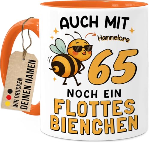 Tassenliebling® 65. Geburtstag lustige Tasse personalisiert mit Namen - Flottes Bienchen - Geschenkidee Freundin Mama Oma Kollegin - Beidseitiger Druck - 330ml Keramik von Tassenliebling