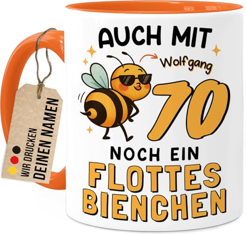 Tassenliebling® 70. Geburtstag lustige Tasse personalisiert mit Namen - Flottes Bienchen - Geschenkidee Freundin Mama Oma Kollegin - Beidseitiger Druck - 330ml Keramik von Tassenliebling