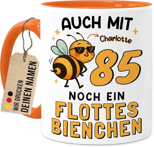 Tassenliebling® 85. Geburtstag lustige Tasse personalisiert mit Namen - Flottes Bienchen - Geschenkidee Freundin Mama Oma Kollegin - Beidseitiger Druck - 330ml Keramik von Tassenliebling