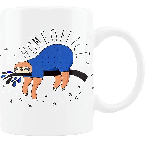 Tassensachen Lustige Homeoffice Tasse - Faultier im Schlafanzug - Kaffeetasse Teetasse aus Keramik in Weiß - ca. 330 ml spülmaschinengeeignet - für das Büro zuhause und als Geschenk von Tassensachen
