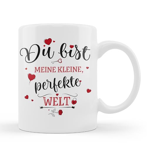 Tassensachen Tasse mit Spruch Du bist meine kleine perfekte Welt | Tasse Liebeserklärung | schöne Valentinstag, Jahrestag Geschenke | Liebes Tasse für Ihn & Sie aus Keramik in Weiß - ca. 330 ml Tassensachen Tasse mit Spruch Du bist meine kleine perfekte Welt | Tasse Liebeserklärung | schöne Valentinstag, Jahrestag Geschenke | Liebes Tasse für Ihn & Sie aus Keramik in Weiß - ca. 330 ml von Tassensachen