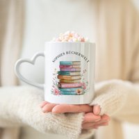 Personalisierte Bücherregal Tasse Mit Name Und Buchtiteln, Buchtasse Geschenk, Bücherwürmer, Geschenk Für Bücherwurm, Leseratte von TassenzauberDesigns