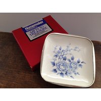 Kleine Silber Vergoldete Schale Emaillierte Platte Made in Japan Weiß Blau Blumengericht Shabby Chic Untertasse Geschenkartikel von TasteVintage