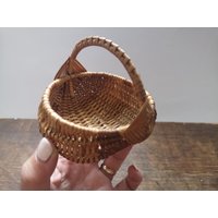 Kleiner Korb Handgemachter Geflochtener Weidenkorb Blumenmädchen von TasteVintage