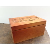 Vintage Graviert Holzkiste Rustikale Deckel Aufbewahrungsbox Holz Mit Einem Udssr Ära Box von TasteVintage