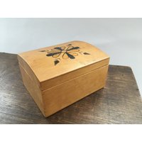 Vintage Graviert Holzkiste Rustikale Deckel Aufbewahrungsbox Holz Mit Einem Udssr Ära Box von TasteVintage