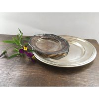 Vintage Metallplatte Set Von 2 Runde Servier Tablett Metallplatte Wohnkultur von TasteVintage