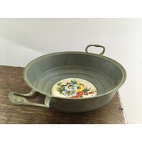 Vintage Zinn Schale Handgemachte Metall Aluminium Gefäß Floral von TasteVintage