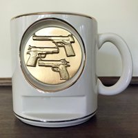 "Vintage "Guns" Kaffeetasse." von TastefulDerangement