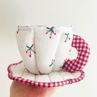 Kirschen Stoff Teetasse Und Untertasse - Schmuck Halter Weicher Baumwolle Trinket Dish Schmuckhalter Tee-Party Hand Bestickt von Tatiamakes