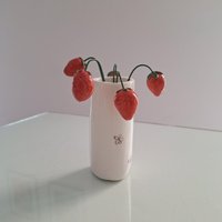 Handgemachte Keramik Strawberry & Blumen Bouquet Blumendekor von TatjanaCeramics