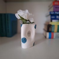 Handgetöpferte Keramik Vase Türkise Punkte, Kleines Dekor von TatjanaCeramics