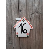 Personalisierte Keramik Hausnummer Handgefertigtes Outdoor Schild von TatjanaCeramics