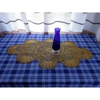 Vintage Handgemachte Goldene Gehäkelte Tischdecke - Deckchen, Tischmatte | T5 von TatysVintageStore