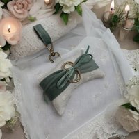 Hunde Ringkissen Mit Samtband Zur Hochzeit | Hochzeitsaccessoires Für Elegantes Hundezubehör Den Großen Tag Hunde Ringkissen Mit Samtband Zur Hochzeit | Hochzeitsaccessoires Für Elegantes Hundezubehör Den Großen Tag von Taufkleiddesign