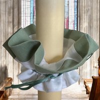 Tropfschutz Salbeigrün Für Kommunionkerze - Elegante Dekoration Den Besonderen Tag Tropfschutz Salbeigrün Für Kommunionkerze - Elegante Dekoration Den Besonderen Tag von Taufkleiddesign