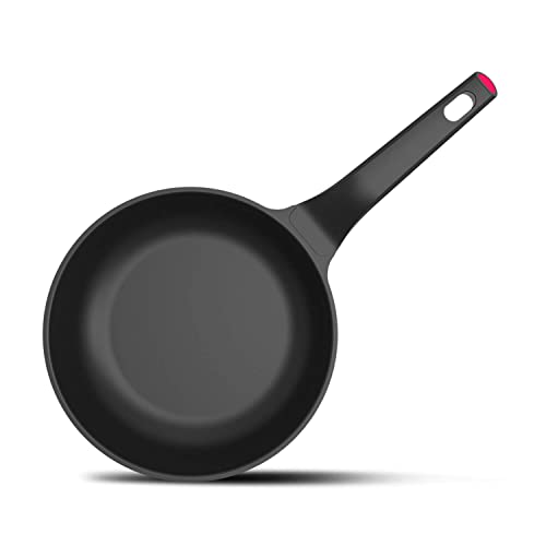 Taurus Great Moments Frying Pan 24 - Bratpfanne aus Aluminiumguss, 24 cm Durchmesser, Ergonomischer Griff, Für alle Herdarten, Antihaftbeschichtung, Spülmaschinenfest, PFOA-frei, Schwarz von Taurus