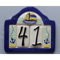 Segelboot Adressschild Mit 2 Zahlen - Bemalte Keramik Ihrer Wahl Der Rahmenfarbe Und Farbgebung Segelboot Adressschild Mit 2 Zahlen - Bemalte Keramik Ihrer Wahl Der Rahmenfarbe Und Farbgebung von Tayloraddress