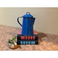Blaue Emaille Kaffeekanne Vintage, Camping Rustikal Dekor von Tbgfinds
