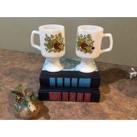 Corning Spice Of Life Pedestal Tassen, Set Von Zwei Vintage Pyrex Milchgläsern, 1950Er Jahre von Tbgfinds