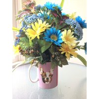 Blaues Gänseblümchen Seidenblumen-Arrangement Hundekaffeetasse-Mittelstück Blaues Gänseblümchen Seidenblumen-Arrangement Hundekaffeetasse-Mittelstück von TeaCakesandPosies