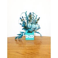 Kleines Weihnachtsgesteck Türkise Pfingstrose in Handbemalter Schmuckschachtel Kleines Weihnachtsgesteck Türkise Pfingstrose in Handbemalter Schmuckschachtel von TeaCakesandPosies