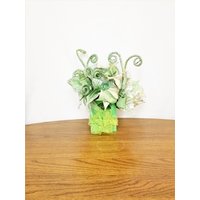 Kleine Weihnachtliche Tischdekoration Grüne Weihnachtssterne in Einer Handbemalten Holzschachtel Kleine Weihnachtliche Tischdekoration Grüne Weihnachtssterne in Einer Handbemalten Holzschachtel von TeaCakesandPosies