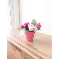 Rosa Seidenblumen-Arrangement Metallvase-Mittelstück Rosa Seidenblumen-Arrangement Metallvase-Mittelstück von TeaCakesandPosies