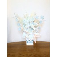 Weihnachtsgesteck Weiße Weihnachtssterne in Schneeflockenbox von TeaCakesandPosies