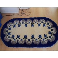 Handgeknüpfter Ovaler Akzentteppich Aus Wolle von TeacherDesigned