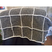 Rustikale Wolldecke Für Bürostuhl Oder Sessel in Gestrickter Charcoal Farbquadrate, Zusammengehäkelt Weiß von TeacherDesigned
