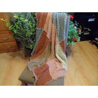 Weich Fließender Gestrickter Überwurf Aus Erdig Getönten Texturierten Rechtecken in Gemischten Qualitätsfasern von TeacherDesigned