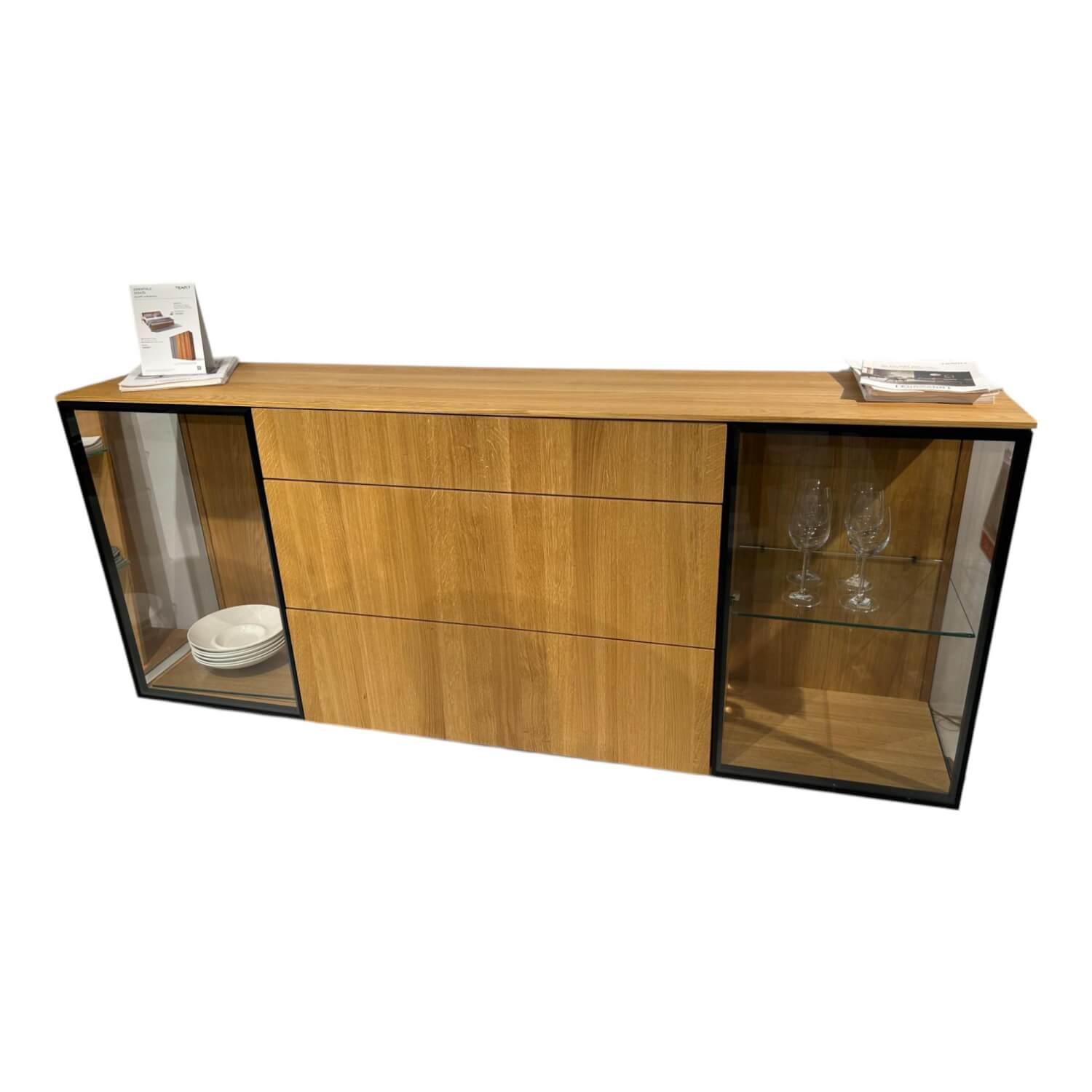 Sideboard Filigno Eiche Naturöl Klarglas Spotfarbe Schwarz Matt Sideboard Filigno Eiche Naturöl Klarglas Spotfarbe Schwarz Matt von Team 7
