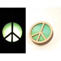 Peace Zeichen Buntglas Nachtlicht | Auto Darkness Sensing Led von TeardropGlassShop