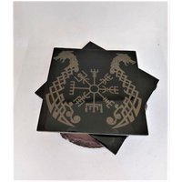Handgemachtes Graviertes Set Von 2 Schieferuntersetzern Mit Harz Bedeckt Tischdekorationen Wikinger Vegvisir Runenkompass Symbol Reisen von TedyCreations