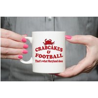 Crabcakes & Football - Das Ist Was Maryland Dos 11 Oz Keramikbecher von TeeSpiral