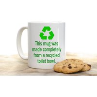 Dieser Becher Wurde Komplett Aus Einer Recycelten Toilettenschüssel Hergestellt - 11 Unzen Keramikbecher von TeeSpiral