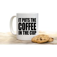 Es Legt Den Kaffee in Die Tasse - 11 Oz Keramikbecher von TeeSpiral