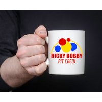 Ricky Bobby Pit Crew - 11 Oz Keramikbecher von TeeSpiral