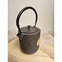 Teekanne Gusseisen Mit Holzapplikation Und Sieb 1, 1L Teekanne Gusseisen Mit Holzapplikation Und Sieb 1, 1L von TeehausGruenfieber