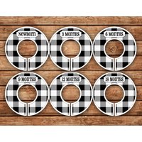 Benutzerdefinierte Baby-Schrankteiler | Buffalo Karo/Karo - Schwarz-Weiß 059 von TenLittleToesDesigns