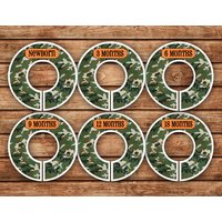 Benutzerdefinierte Baby-Schrankteiler | Camo Mit Hunter Orange 034 von TenLittleToesDesigns