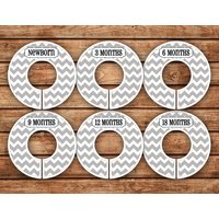 Benutzerdefinierte Baby-Schrankteiler | Chevron Grau 021 von TenLittleToesDesigns