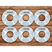Benutzerdefinierte Baby-Schrankteiler | Damast Hellblau 019 von TenLittleToesDesigns