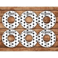 Benutzerdefinierte Baby-Schrankteiler | Schweizer Kreuz Auf Weiss 062 von TenLittleToesDesigns
