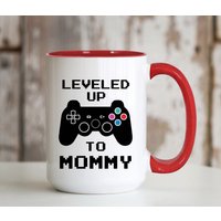 Leveled Up To Mommy 15Oz Tasse | Gamer Gaming Neuer Vater Schwangerschaft Ankündigung Geburtstag Weihnachten Muttertag Glückwünsche Geschenkidee von TenSquared