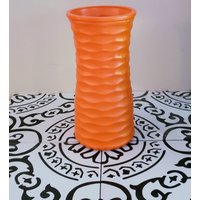 Große Orange Glasvase, Hohe Vase, Vintage Kurvige Vase Skulpturiert, Handbemalte Große Orange Glasvase, Hohe Vase, Vintage Kurvige Vase Skulpturiert, Handbemalte von TenaciousImages