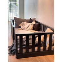 Twin Size 100x190cm Handgefertigtes Montessori Bett, Boden-Kinderbett Size 90x75cm Teo Beds von TeoBeds