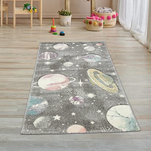 Teppich-Traum Kinderteppich Weltraum Lernteppich mit Sternen und Planeten in Pastell grau Größe 80x150 cm von Teppich-Traum